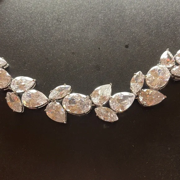 Amazing women’s cubic zirconia necklace perfect for the bride. 16-1/2” - Picture 4 of 9